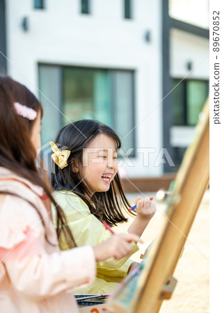 children lifestyle parenting play sisters 89670852