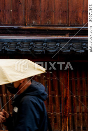 Higashi Chaya District in Kanazawa City, Ishikawa Prefecture, where it rains lightly 89671568