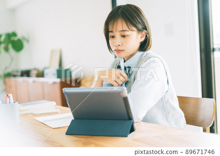 在線學習的高中生（平板電腦） 89671746