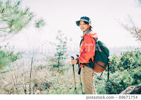 Female climber 89671754