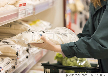 在超市買大米的年輕女子 89671837