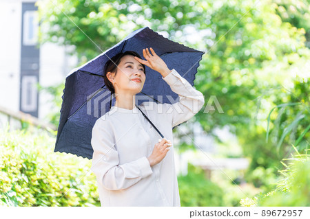 帶陽傘的女人（防紫外線、防曬、防紫外線、防中暑、美容、美容） 89672957