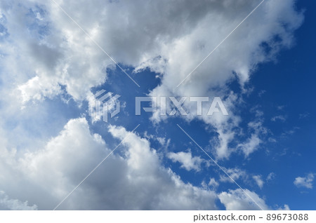  藍天和雲彩 89673088