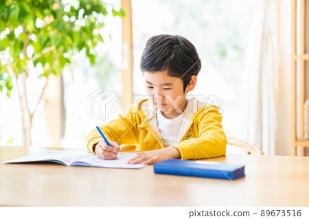 一個男孩在客廳裡學習 89673516