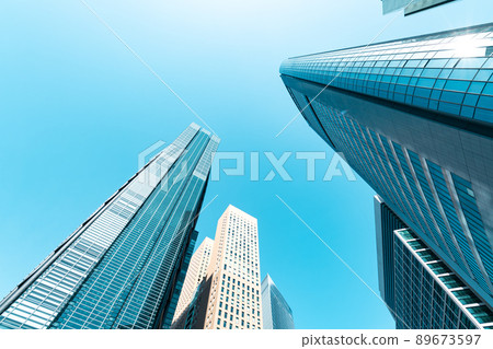 The ever-changing skyscrapers of Shiodome, Tokyo and the clear blue sky 2022.04 a-3 Light color 89673597