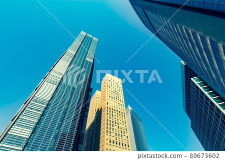 東京汐留千變萬化的摩天大樓和湛藍的天空 2022.04 b-4 強調暖色和冷色 東京汐留千變萬化的摩天大樓和湛藍的天空 2022.04 b-4 強調暖色和冷色 89673602