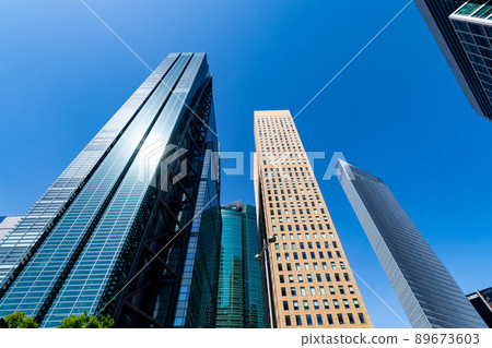 千變萬化的東京汐留摩天樓和湛藍的天空 2022.04 c-1 89673603