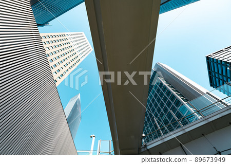 從千變萬化的東京汐留走廊仰望的摩天大樓和藍天 2022.04 a-3 淺色 89673949