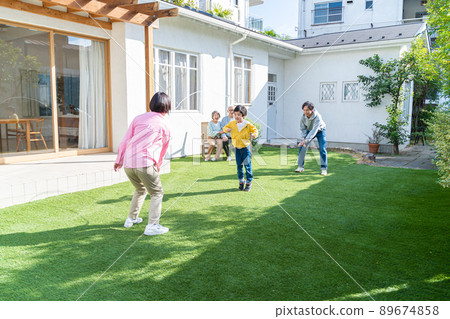三代家庭在花園裡玩 89674858