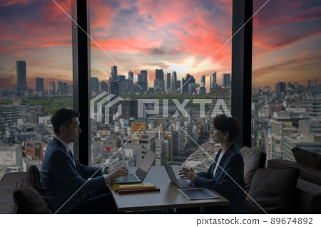 一個在澀谷摩天大樓工作的商人的戲劇性夜景 89674892