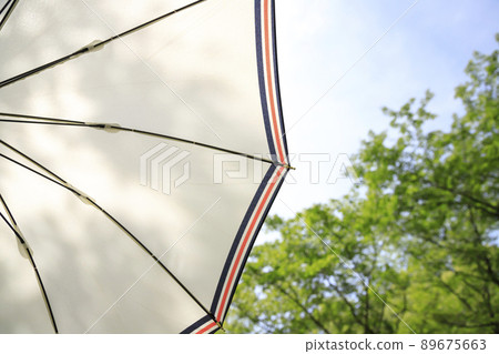 外出時,在上面放上遮陽傘,以防紫外線。 外出時,在上面放上遮陽傘,以防紫外線。 89675663