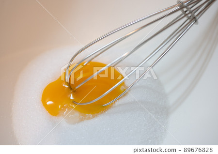 用打蛋器混合蛋黃和砂糖 | 糖果製作食譜 89676828