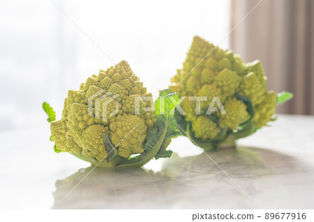 An image cut photo of a variety of cauliflower, nutritious Romanesco ｜ Romanesco broccoli 89677916