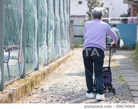 老人開著銀車散步 89678069