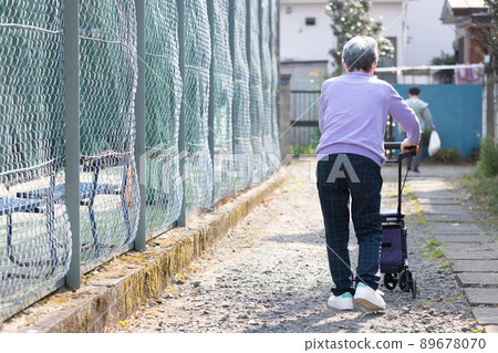 老人開著銀車散步 老人開著銀車散步 89678070