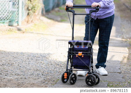 老人開著銀車散步 89678115