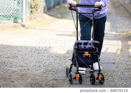 老人開著銀車散步 89678116