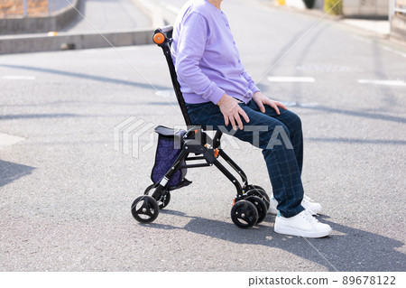 老人開著銀車散步 89678122