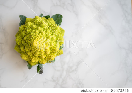 An image cut photo of a variety of cauliflower, nutritious Romanesco ｜ Romanesco broccoli 89678266