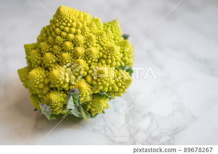 An image cut photo of a variety of cauliflower, nutritious Romanesco ｜ Romanesco broccoli 89678267