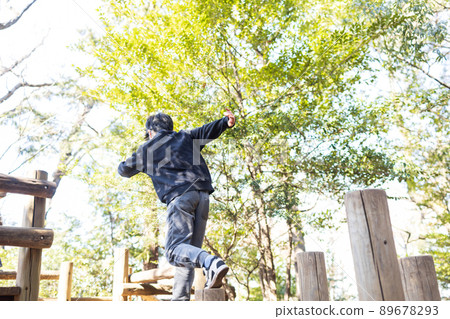 男孩在公園裡玩得很好 89678293