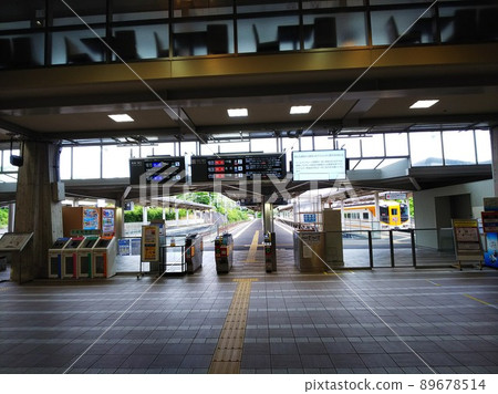 前檢票口正上方的食堂、左前方的垃圾桶、右後方黃線列車停靠的車站院子。 89678514