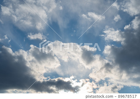 藍天和雲彩在雨以後 89678517