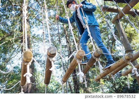 男孩在公園裡玩得很好 89678532