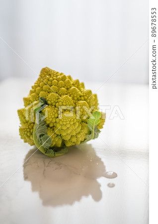 An image cut photo of a variety of cauliflower, nutritious Romanesco ｜ Romanesco broccoli 89678553