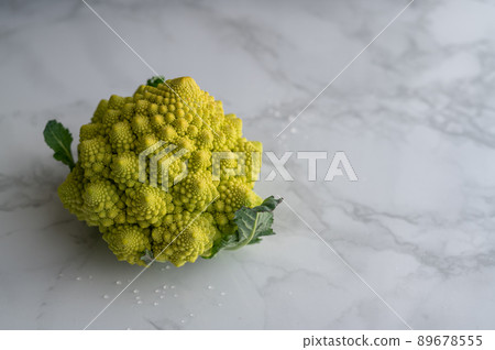 An image cut photo of a variety of cauliflower, nutritious Romanesco ｜ Romanesco broccoli 89678555