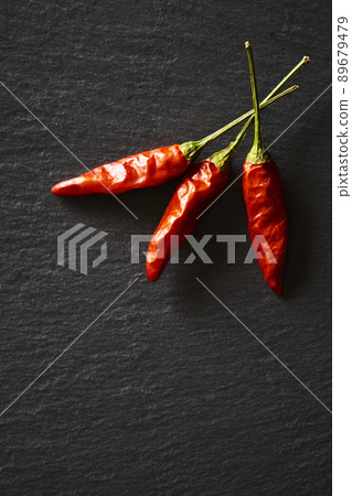 黑石板上的鷹爪 89679479