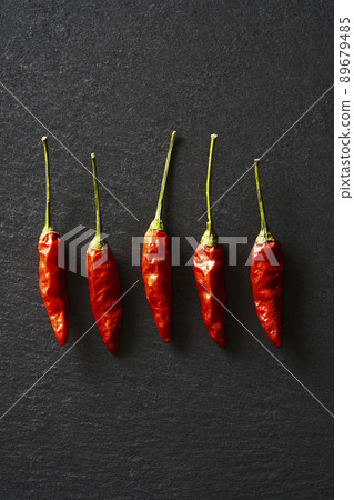 鷹爪排列在黑色石板上 89679485