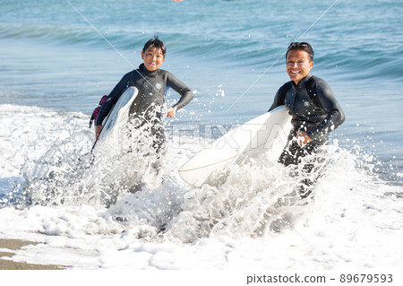 Parents and children surfing in the Shonan sea Parents and children surfing in the Shonan sea 89679593