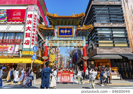[Kanagawa Prefecture] The Zenrinmon Gate of Yokohama Chinatown, which is crowded with tourists 89680049