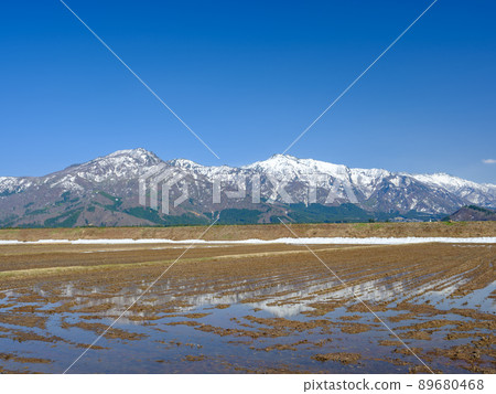 從 Niigata_Paddy 看上信越高原國立公園 從 Niigata_Paddy 看上信越高原國立公園 89680468