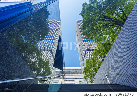 梅田DT塔地下入口附近的梅田大廈晨景 89681376