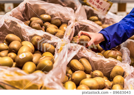 Housewife buying fruit at the supermarket 89683043