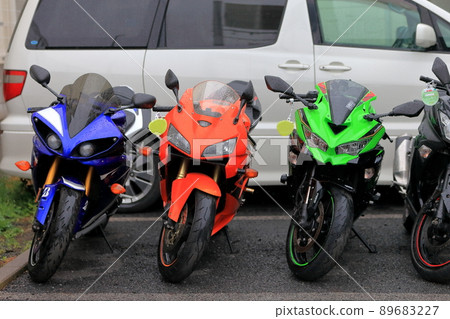 停放的摩托車 89683227