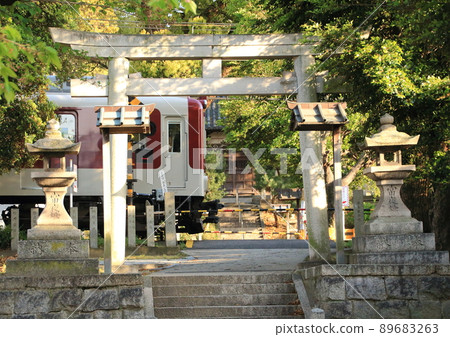 穿過澤田八幡神社入口的近鐵南大阪線列車 89683263