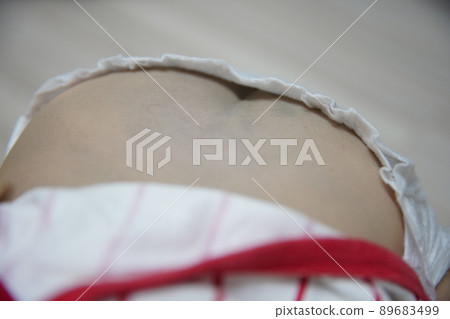 嬰兒臀部 89683499