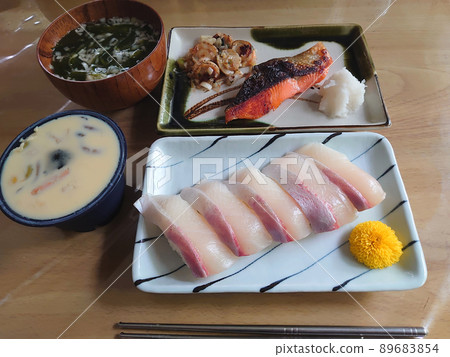 SUSHI lunch set menu / Amberjack nigiri sushi and grilled fish set menu SUSHI lunch set menu / Amberjack nigiri sushi and grilled fish set menu 89683854