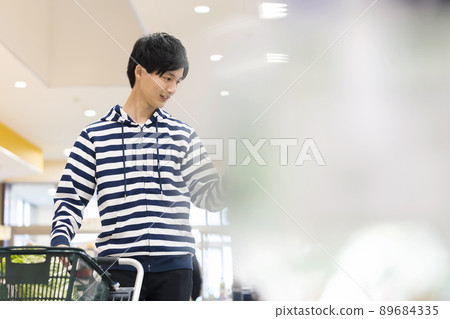 年輕人在超市購物 89684335