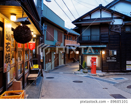 有馬溫泉街景（黃昏的湯本坂） 89685101