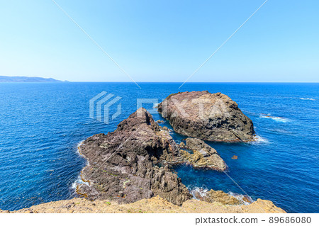 Scenery seen from Motonosumi Shrine in spring, Shimonoseki City, Yamaguchi Prefecture 89686080