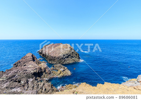 Scenery seen from Motonosumi Shrine in spring, Shimonoseki City, Yamaguchi Prefecture 89686081
