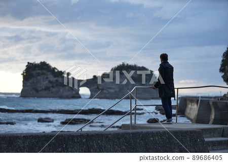 圓月島和背後的男人 89686405