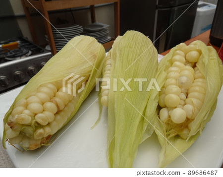 [Peru] Giant corn (Cusco) on a white plate 89686487