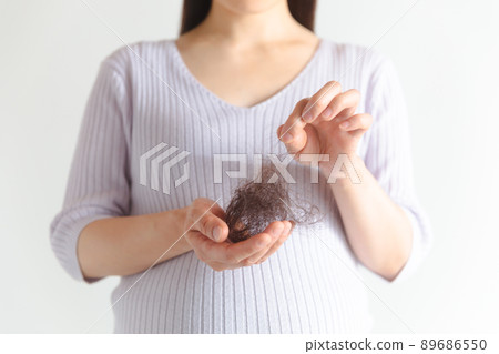 Pregnant women suffering from hair loss 89686550