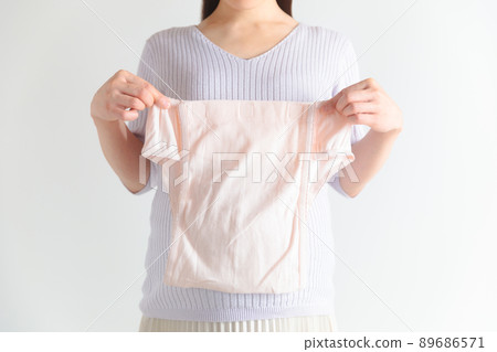 Pregnant women with maternity shorts, preparation for hospitalization, Caesarean section Pregnant women with maternity shorts, preparation for hospitalization, Caesarean section 89686571