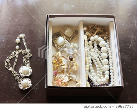 Old accessories in a box 89687755